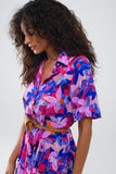 Vestido curto fluido com camisa e estampado em fúcsia e roxo