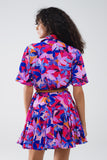 Vestido curto fluido com camisa e estampado em fúcsia e roxo