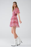 Vestido curto multicolorido com estampado floral e design com pregas