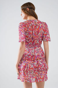 Vestido curto multicolorido com estampado floral e design com pregas