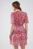 Vestido curto multicolorido com estampado floral e design com pregas