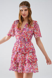 Vestido curto multicolorido com estampado floral e design com pregas