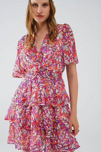 Vestido curto multicolorido com estampado floral e design com pregas