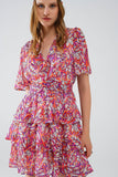 Vestido curto multicolorido com estampado floral e design com pregas