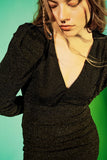 Vestido curto preto com decote em V e efeito brilhante