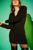 Vestido curto preto com decote em V e efeito brilhante