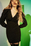 Vestido curto preto com decote em V e efeito brilhante