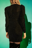 Vestido curto preto com decote em V e efeito brilhante