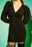 Vestido curto preto com decote em V e efeito brilhante