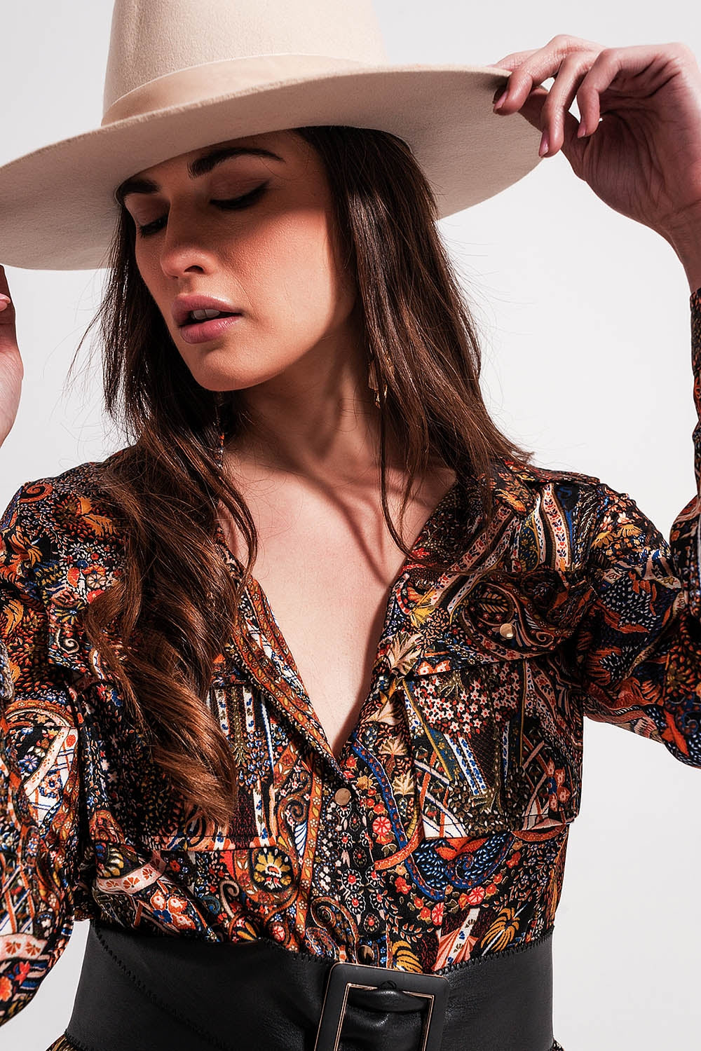 Vestido curto preto com mangas compridas e estampado de paisley