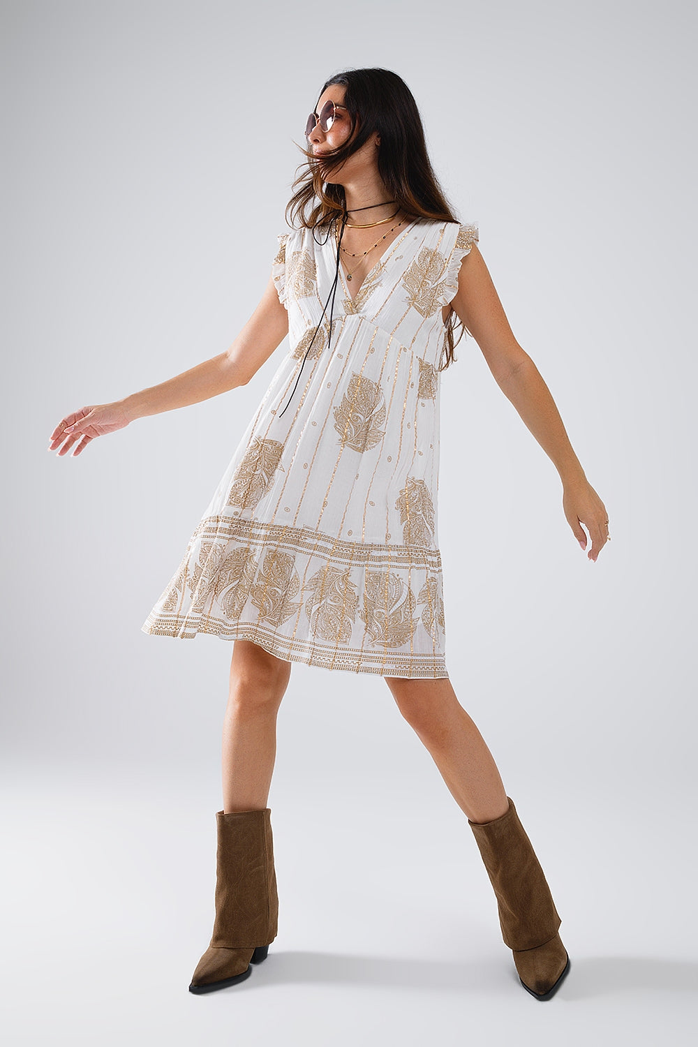 Q2 Vestido curto tipo babydoll com estampado de folhas e fio de lurex em branco