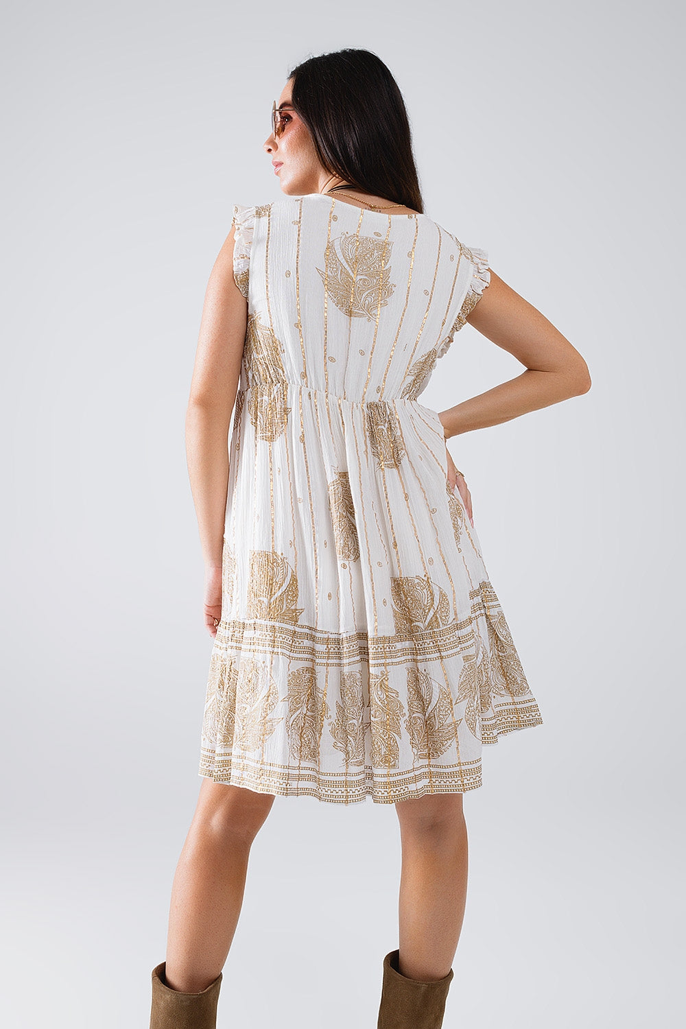 Vestido curto tipo babydoll com estampado de folhas e fio de lurex em branco