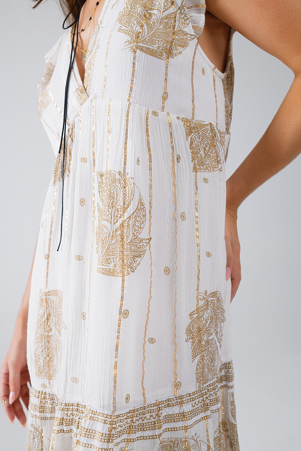 Vestido curto tipo babydoll com estampado de folhas e fio de lurex em branco