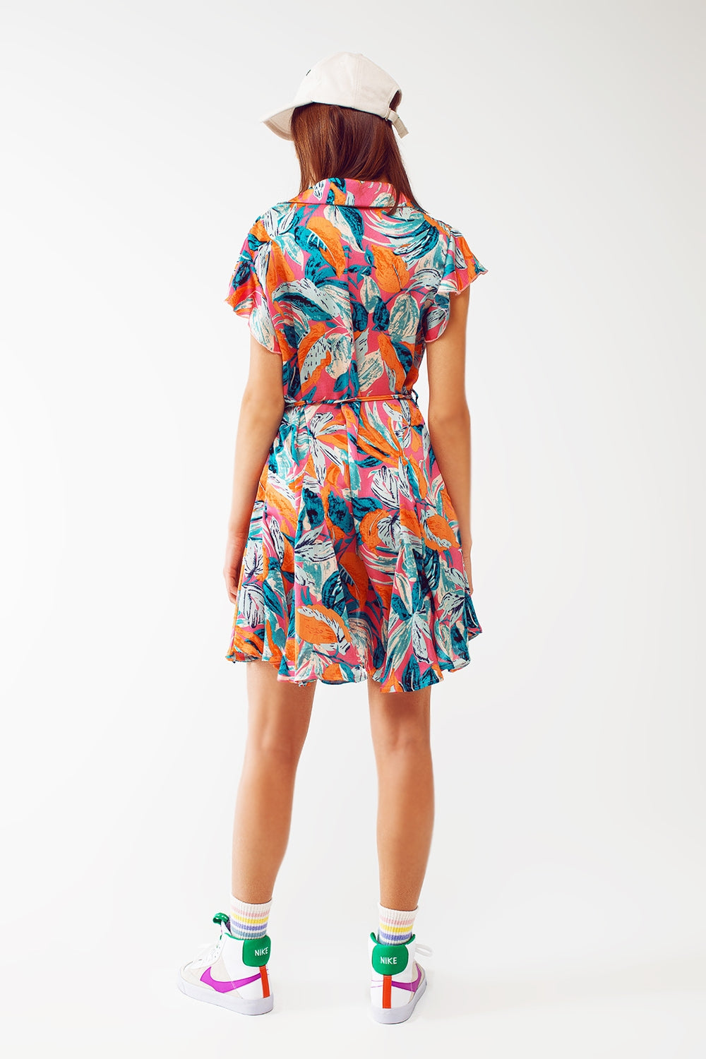 Vestido curto tipo camisa com estampa floral e cinto em laranja