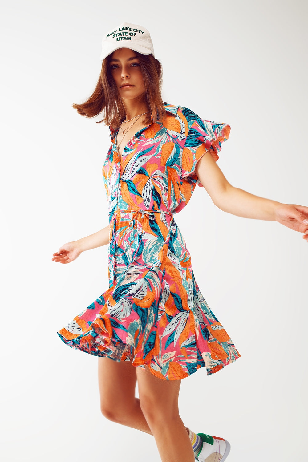 Q2 Vestido curto tipo camisa com estampa floral e cinto em laranja