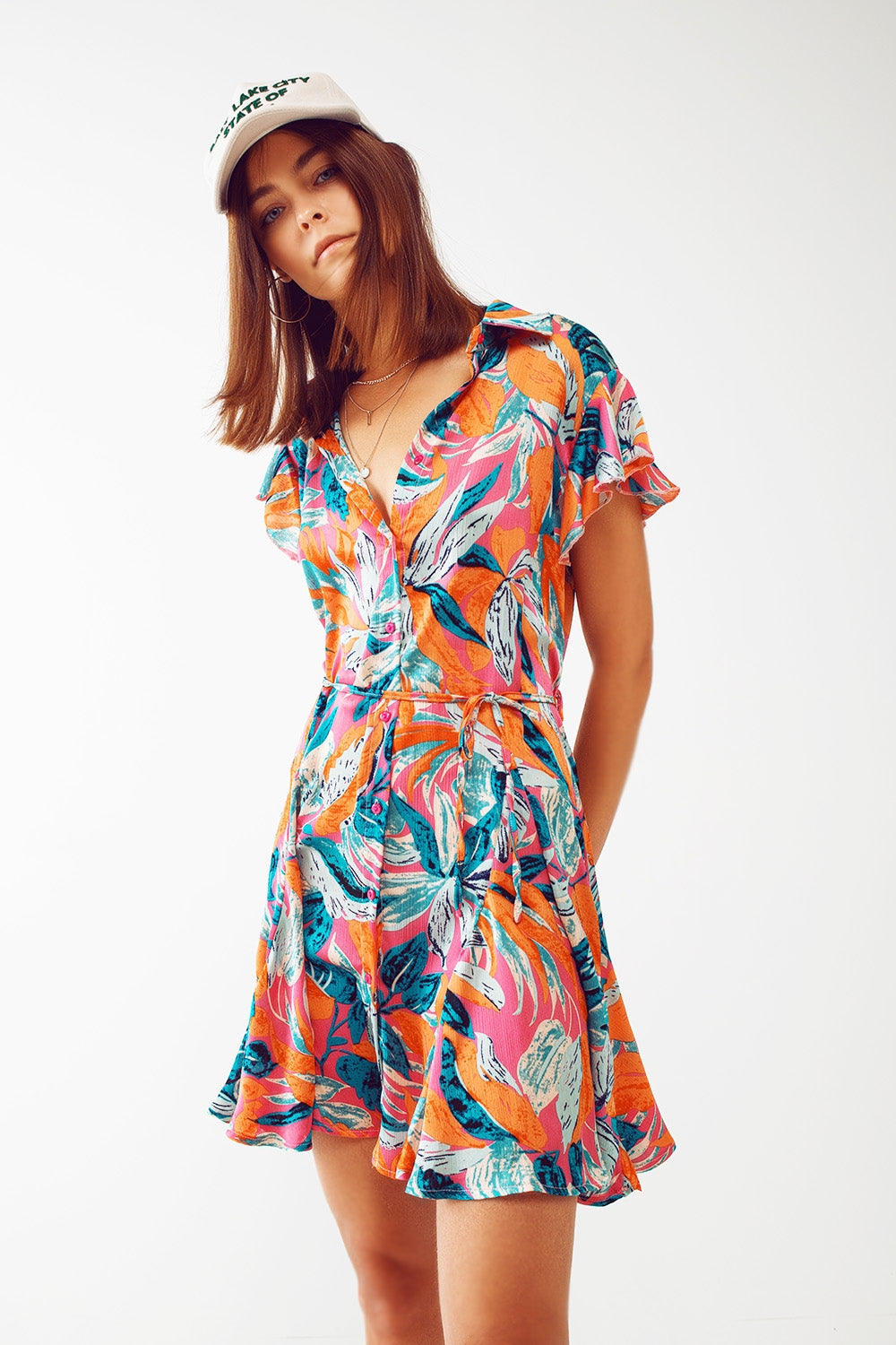 Vestido curto tipo camisa com estampa floral e cinto em laranja
