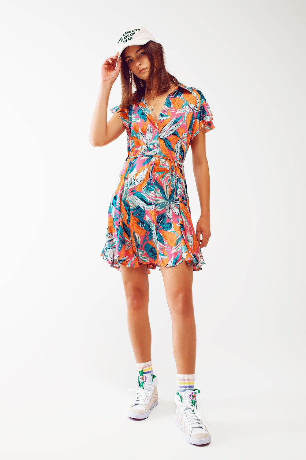 Vestido curto tipo camisa com estampa floral e cinto em laranja