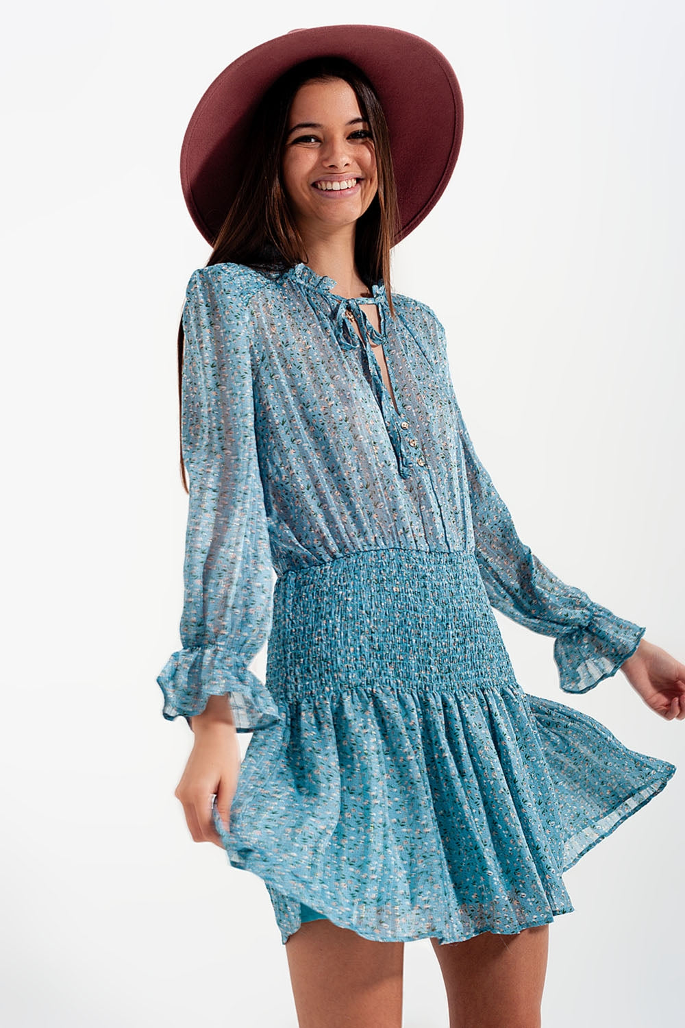 Vestido curto turquesa com saia franzida e detalhe de abertura da lágrima