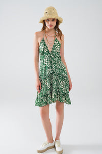 Vestido curto verde com estampado de flores em cetim estilo boho