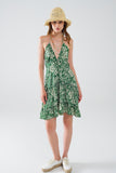 Vestido curto verde com estampado de flores em cetim estilo boho