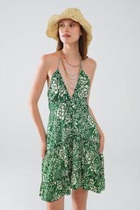 Vestido curto verde com estampado de flores em cetim estilo boho