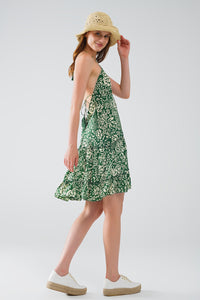 Vestido curto verde com estampado de flores em cetim estilo boho