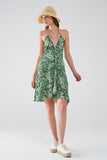 Vestido curto verde com estampado de flores em cetim estilo boho