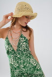 Vestido curto verde com estampado de flores em cetim estilo boho