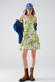 vestido curto verde com estampado de palmeiras tropicais