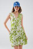 vestido curto verde com estampado de palmeiras tropicais