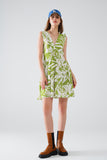 vestido curto verde com estampado de palmeiras tropicais