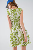 vestido curto verde com estampado de palmeiras tropicais