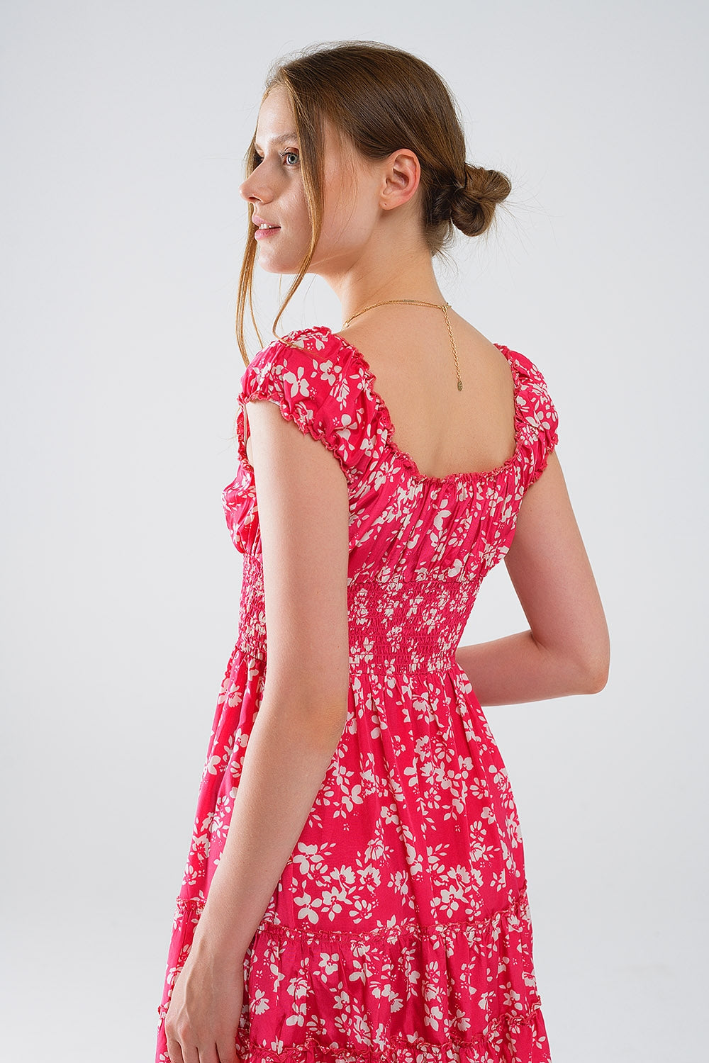 Vestido curto vermelho com estampado floral branco e cintura elástica