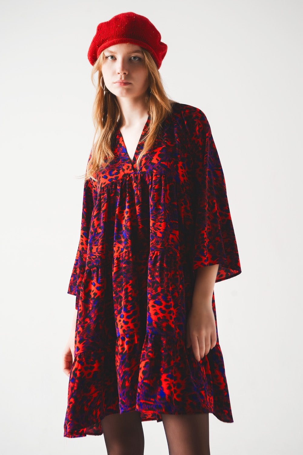 Vestido curto vermelho de babydoll com rufos escalonados e estampado animal