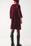 Vestido curto vermelho de babydoll com rufos escalonados e estampado animal