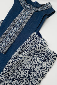 Vestido de baloiço azul com pormenor de gola alta