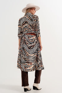 Vestido de camisa bege com estampado animal