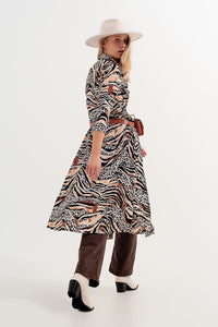 Vestido de camisa bege com estampado animal