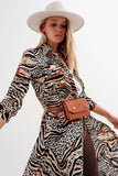 Vestido de camisa bege com estampado animal
