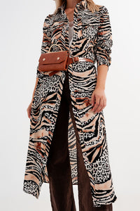 Vestido de camisa bege com estampado animal