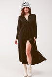 Vestido de camisa comprida preto com um ajuste solto