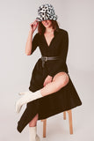 Vestido de camisa comprida preto com um ajuste solto
