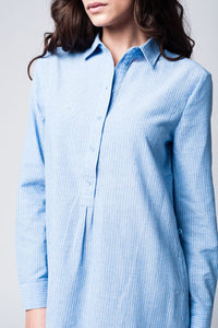 Vestido de camisa listrada azul com botões