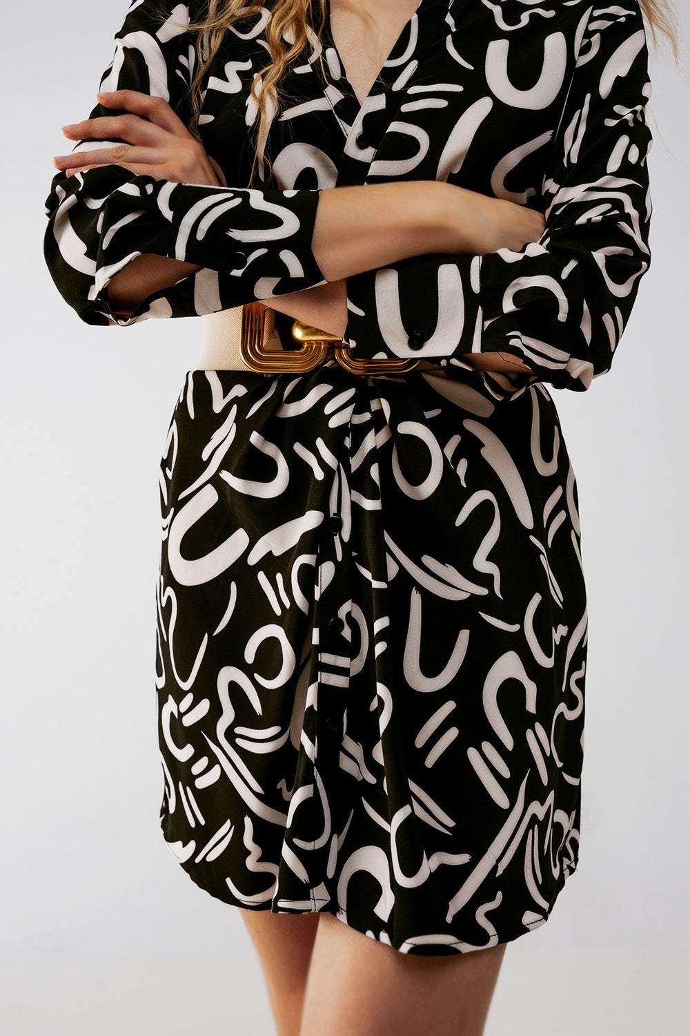 Vestido de camisa preta curta com botões na frente