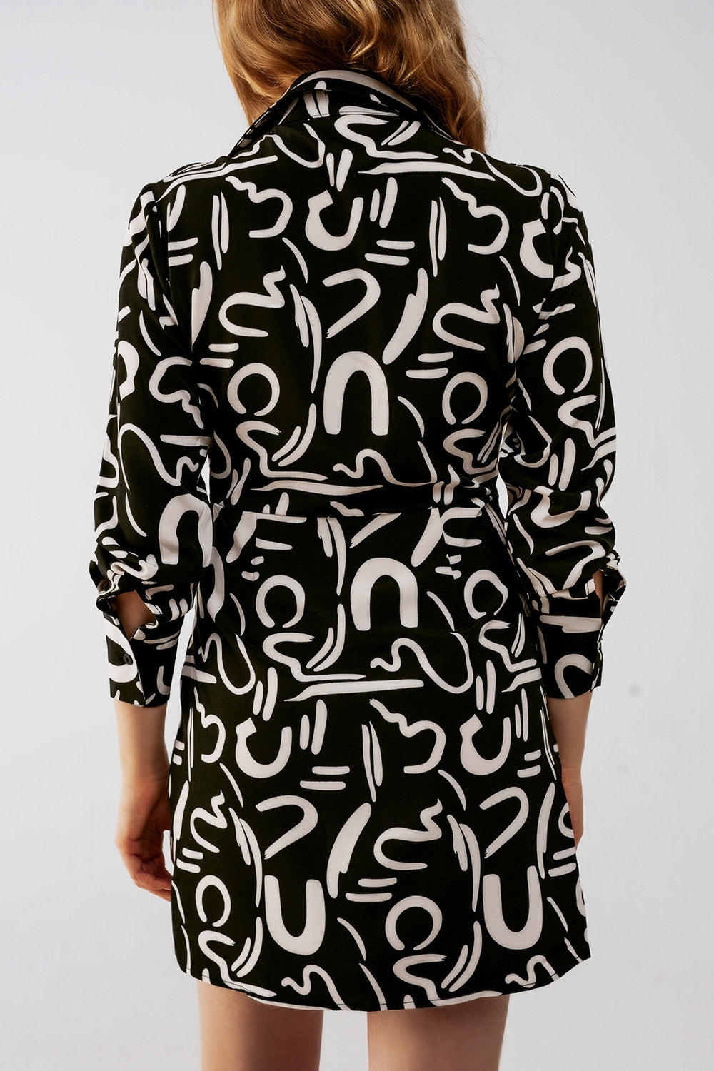 Vestido de camisa preta curta com botões na frente