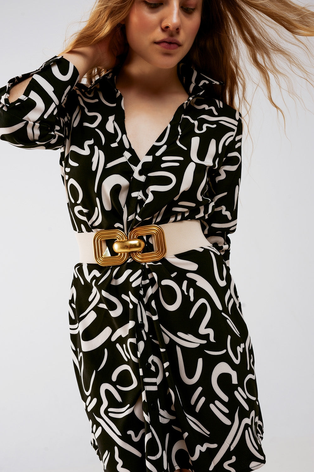 Vestido de camisa preta curta com botões na frente