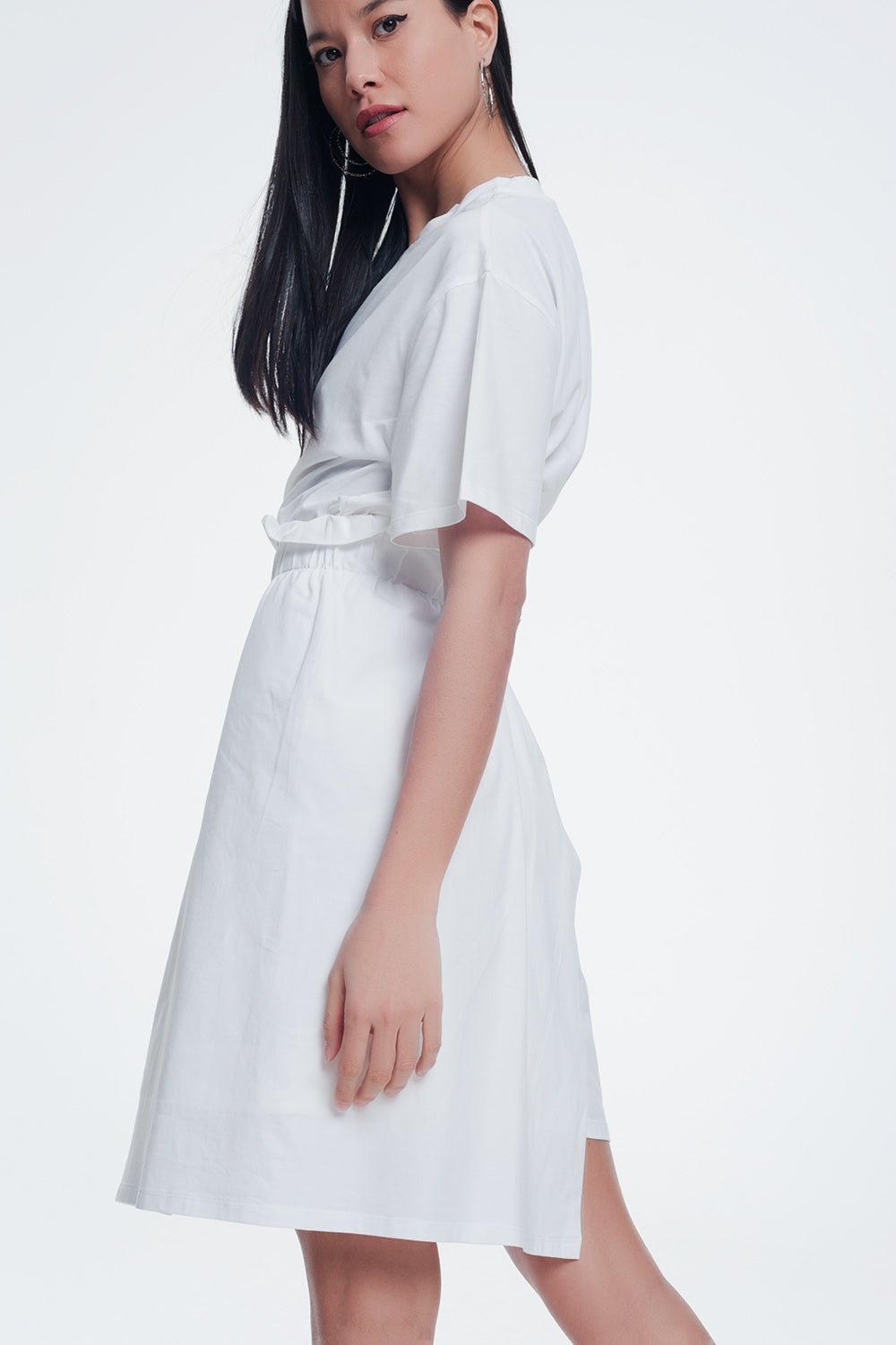 Vestido de camiseta creme com frente colada