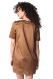 Vestido de camurça bege com 3/4 mangas e detalhes decorativos