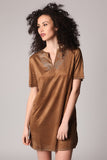 Vestido de camurça bege com 3/4 mangas e detalhes decorativos