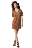 Vestido de camurça bege com 3/4 mangas e detalhes decorativos